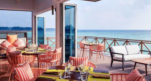 Mercure Maldives Kooddoo Resort : Restauration